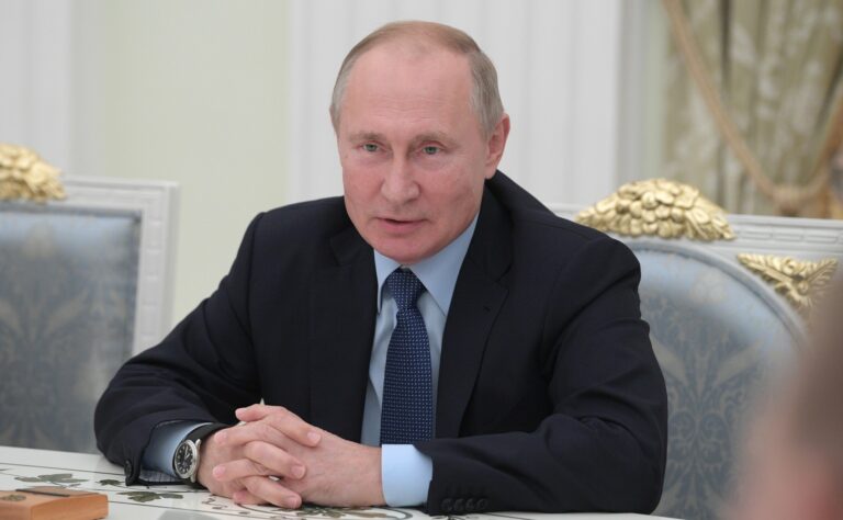 Владимир Путин поздравил участников Российских студенческих отрядов с юбилеем