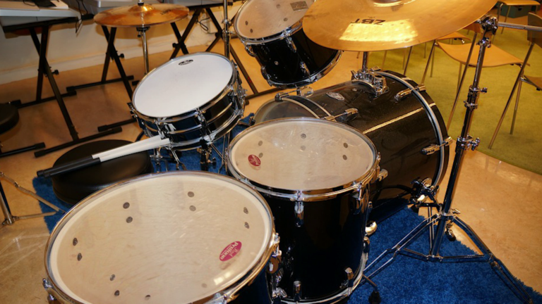 В смоленские детские школы искусств поступили новые барабаны