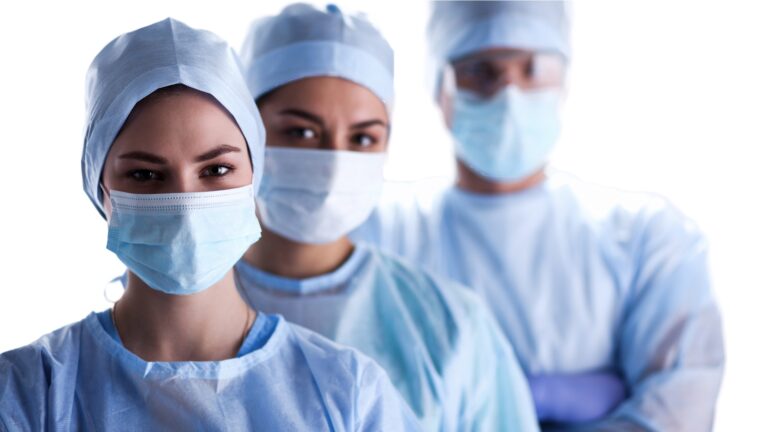 Студентов-медиков будут привлекать к работе в регистратурах больниц