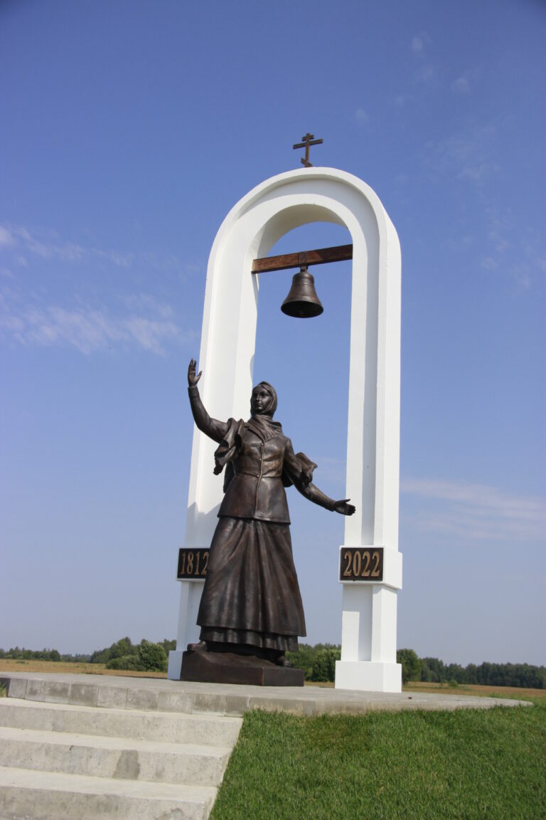 В Сычёвском районе установлен памятник Василисе Кожиной