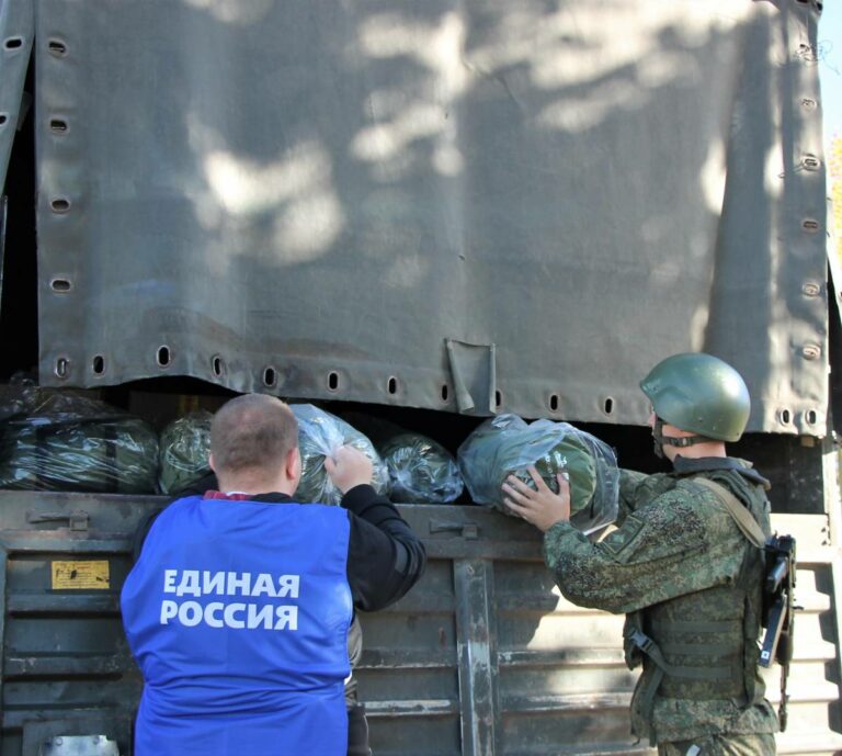 «Единая Россия» передала в смоленскую воинскую часть многофункциональные палатки