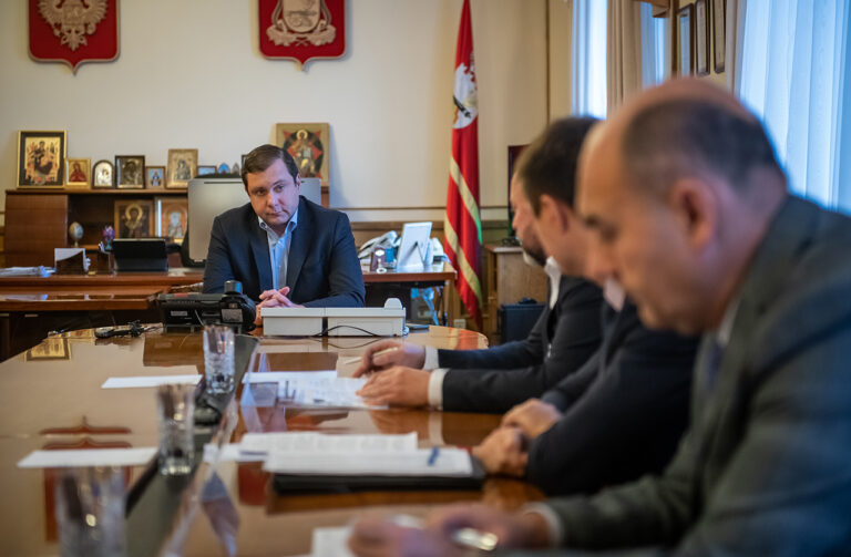 Губернатор Алексей Островский провёл совещание по вопросам строительства