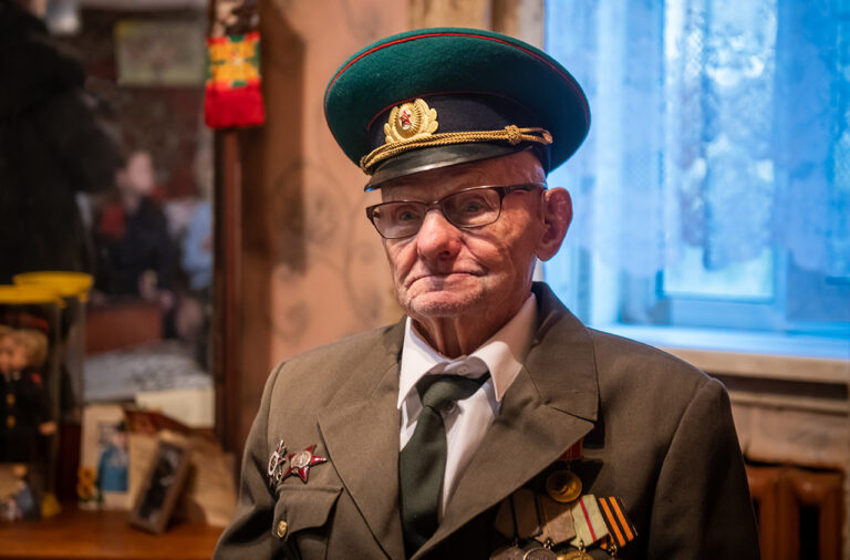 Губернатор Алексей Островский посетил ветерана Великой Отечественной войны