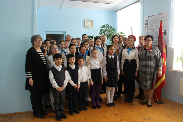 В Торбеевской школе прошла торжественная линейка памяти