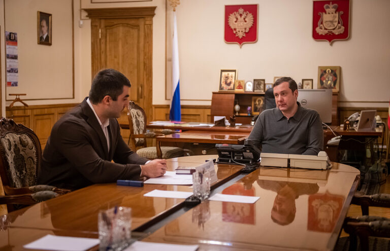 Губернатор Смоленской области провел рабочую встречу по вопросам создания Молодежного центра