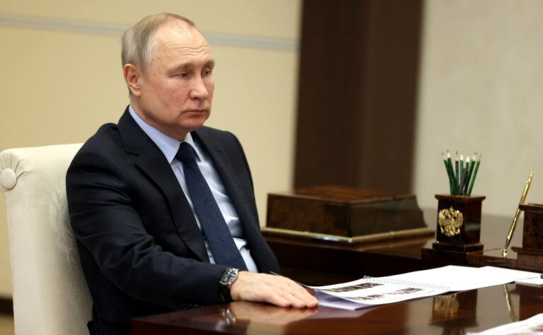 Владимир Путин призвал не затягивать с подсчетом сумм для помощи пострадавшим от пожаров в регионах