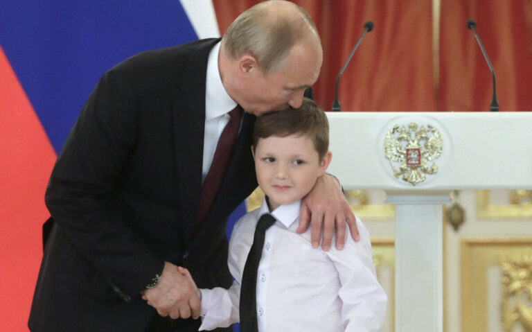 Президент России Владимир Путин считает материнство особой миссией