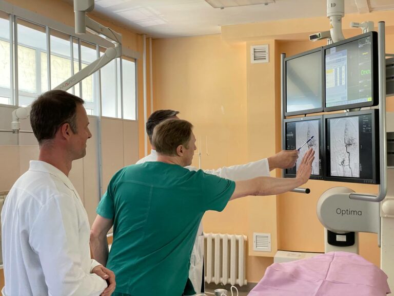 В Смоленской областной клинической больнице впервые провели операцию внутрисосудистой тромбэкстракции