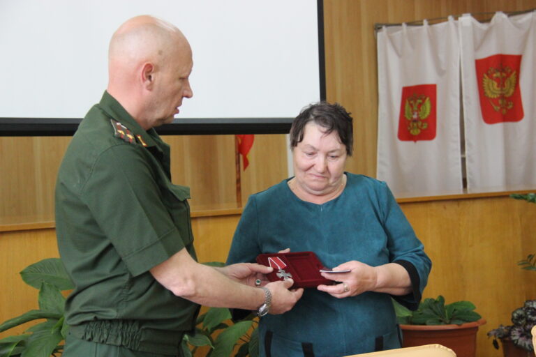 В Администрации района матери погибшего солдата вручили орден Мужества