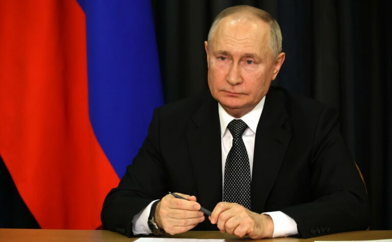 Путин считает, что многодетность должна стать нормой жизни для всех народов России