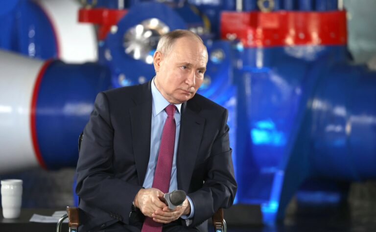 Путин заявил, что программа ранней профподготовки должна охватить все школы в России